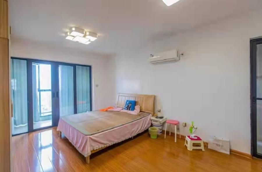 藍(lán)山郡法拍房三期G棟2704室（包括室內(nèi)可移動的家具家電，但不含冰箱）
